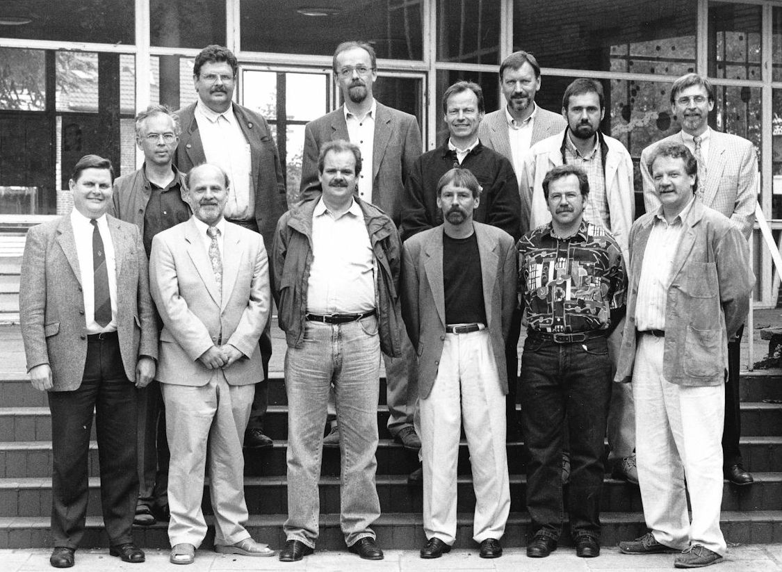 1996-vor-Pausenhalle-1200